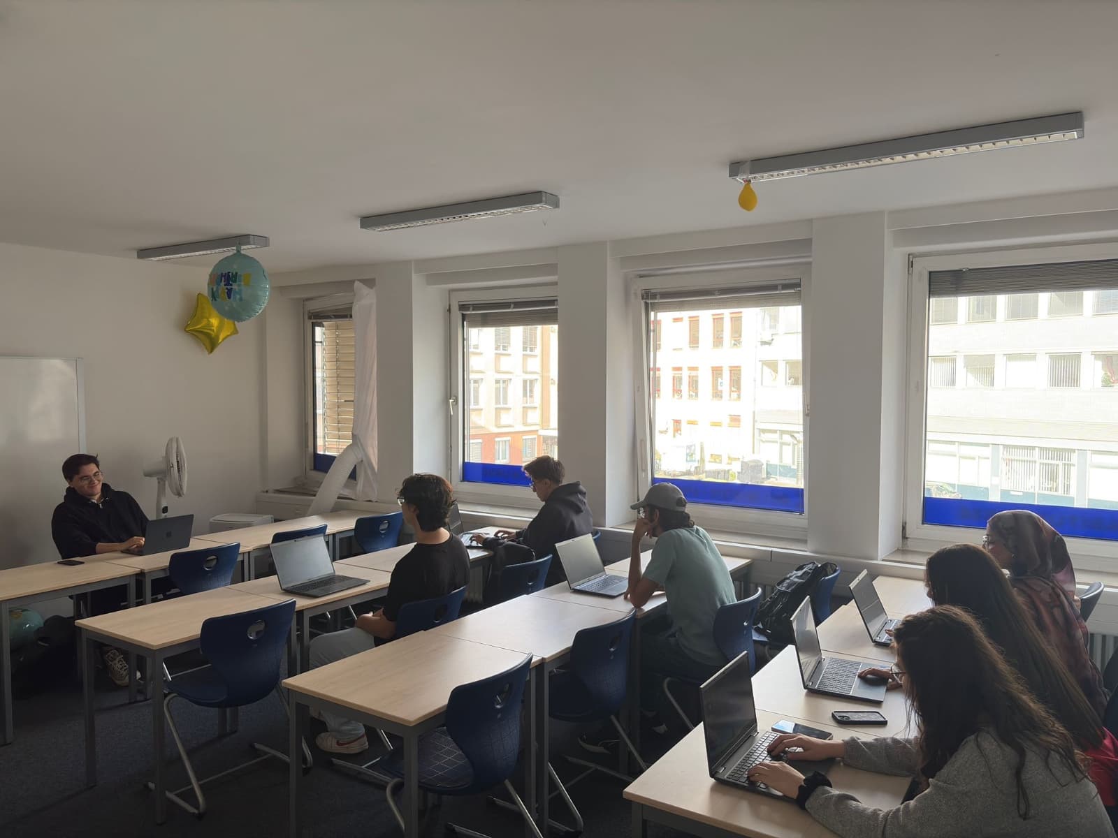Jugendliche während einer Unterrichtseinheit des Computerkurses.