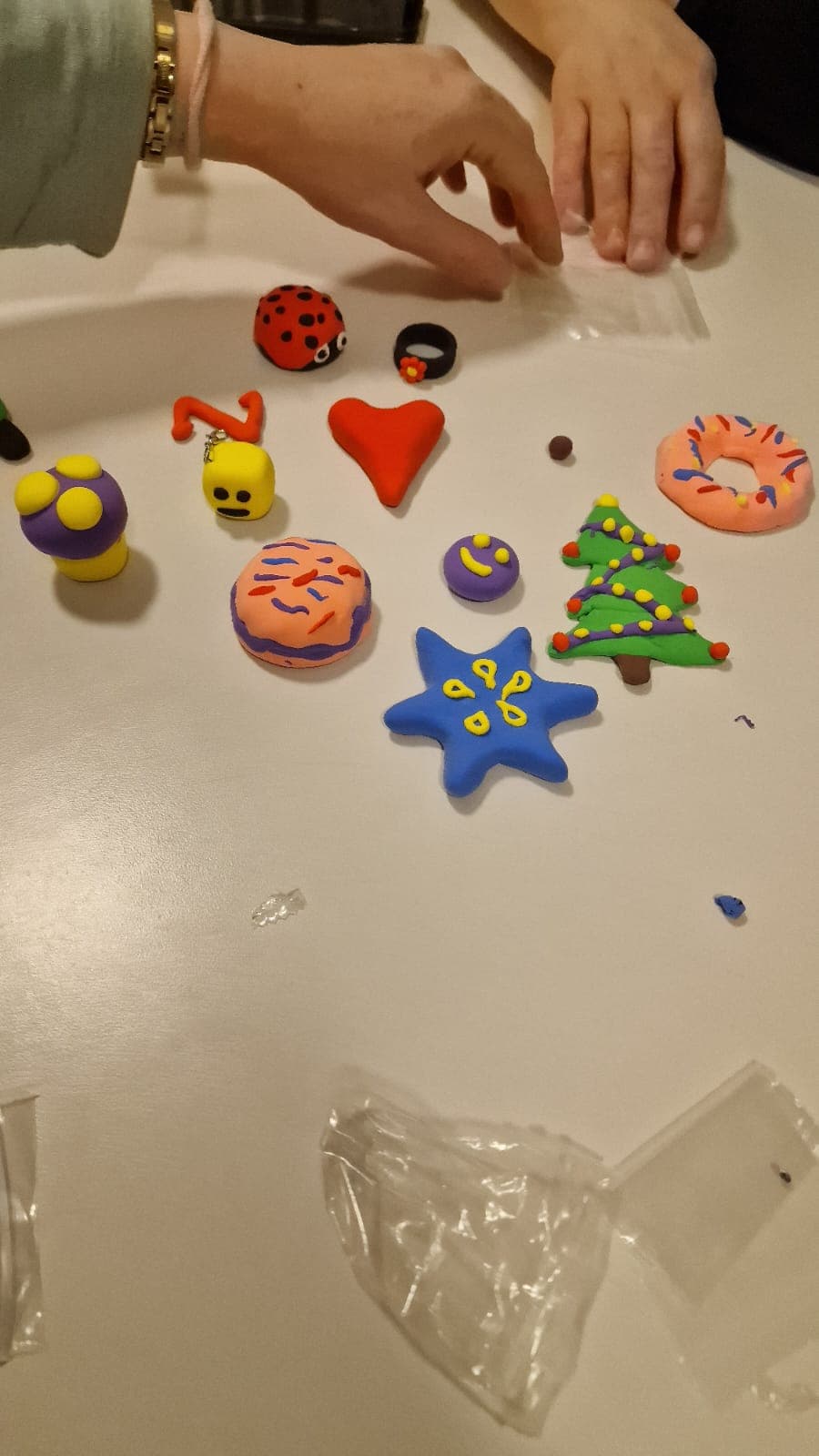 Kreative Arbeiten aus einem Workshop des Winterferienprogramms.