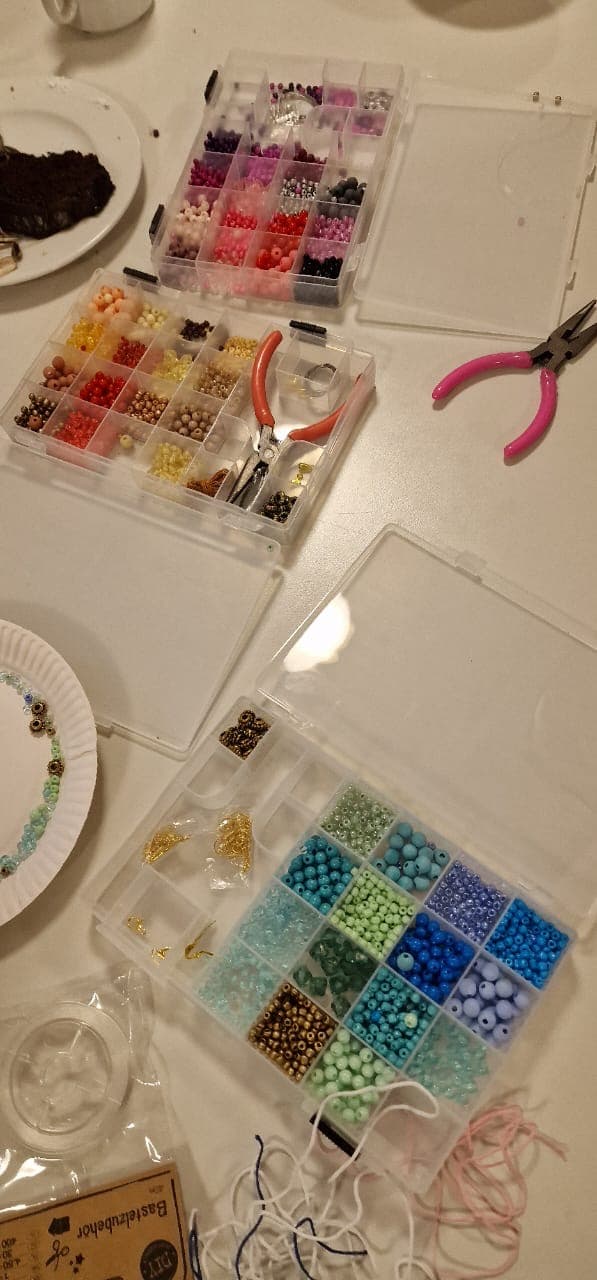 Materialien für einen Kreativworkshop der Winterfreizeit.