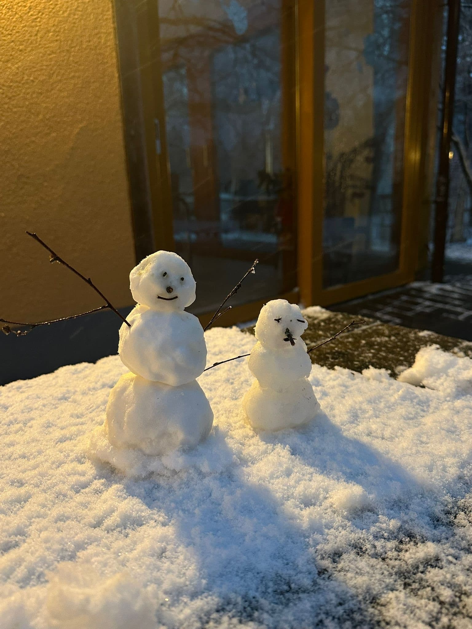 Zwei kleine Schneefiguren vor der Unterkunft.