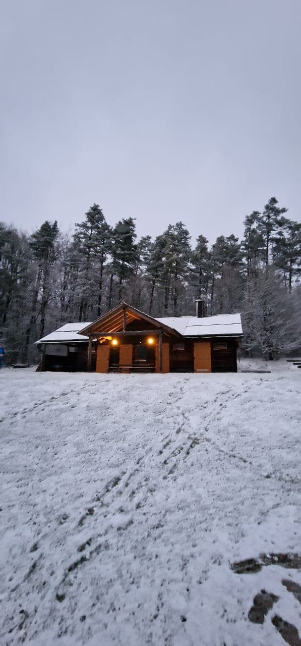Verschneite Unterkunft während der Winterfreizeit.