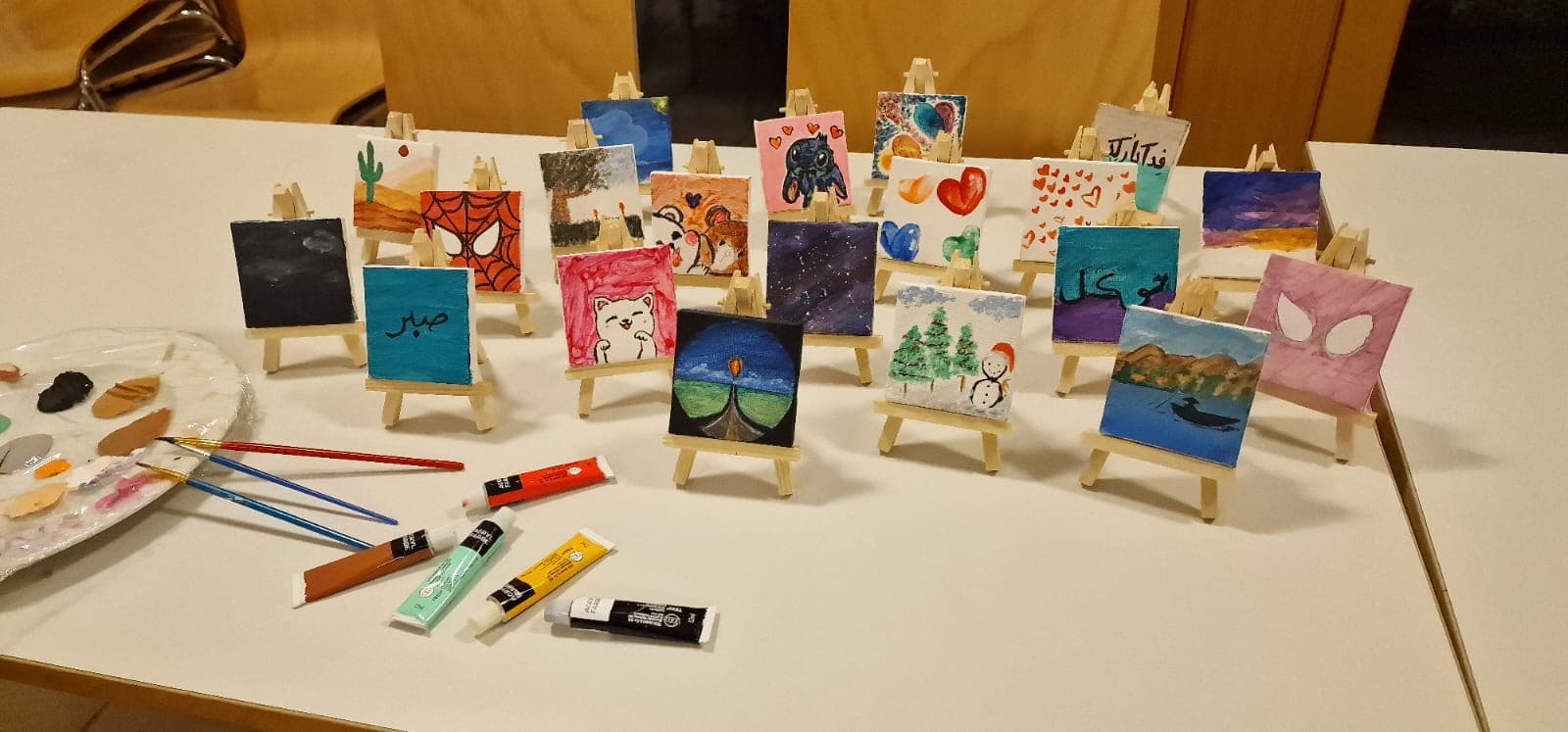 Kleine Gemälde aus einem Kreativworkshop der Winterfreizeit.